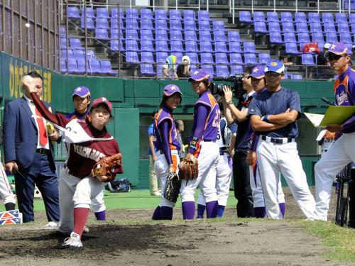 日本女子プロ野球リーグの合同トライアウトで投球を披露する参加者