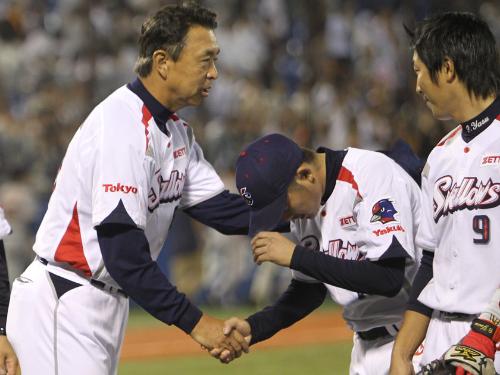＜ヤ・巨＞試合後に小川監督代行（左）は、勝利投手の石川と握手する