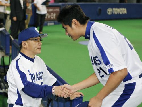 阪神に快勝し、先発のチェン（右）と握手する中日・落合監督