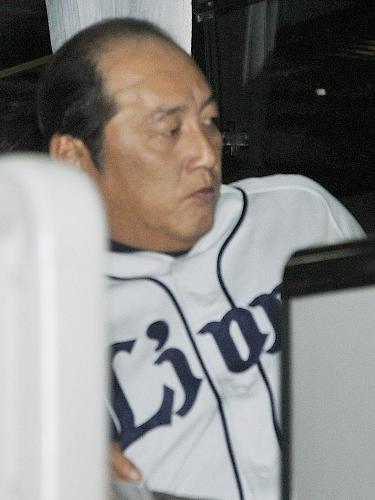 日本ハムにサヨナラ負けし、優勝も逃して疲れた表情でバスに乗り込む西武・渡辺監督