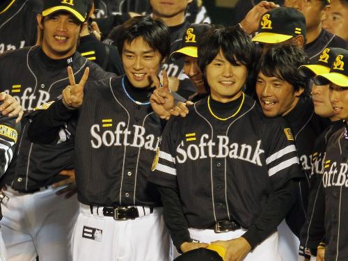 リーグ優勝を果たし笑顔でポーズを決める和田（中央左）、杉内（中央右）らソフトバンクナイン
