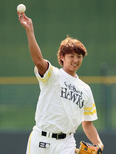 右肩の手術後、初めてキャッチボールする斉藤