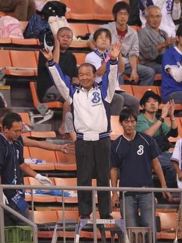 ＜横・巨＞試合前、加地球団社長（中央）はライトスタンドに足を運びファンの声援に帽子を取って応える