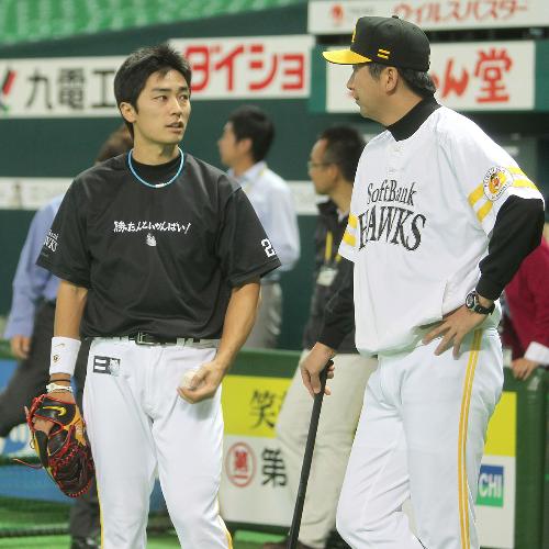 練習前に高山コーチと話しをする和田（左）