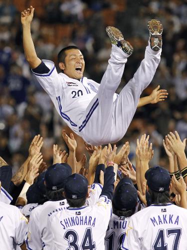 試合後、ナインに胴上げされる今季限りで引退を表明した横浜の木塚