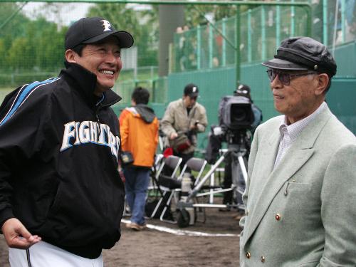 ０８年２月、名護キャンプを訪れた大沢啓二氏（右）と談笑する日本ハムの梨田監督