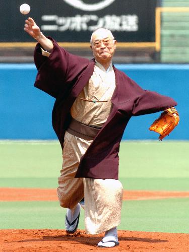 ０４年に立大ＶＳ明大でトレードマークの着物姿で始球式を行った大沢氏