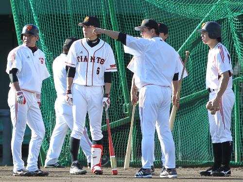 全体練習後、脇谷、坂本、長野指示を出す原監督（右から２人目）
