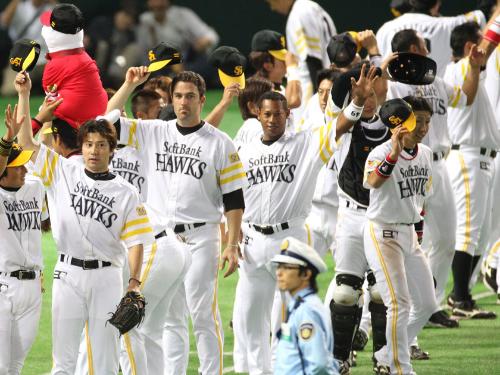 ＜フソ・ロ＞日本シリーズ進出に王手をかけファンに手を振る（左から）馬原、ホールトンらソフトバンクナイン