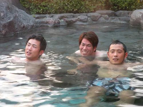 湯布院の温泉につかるゴールデン・グラブ賞の（左から）梵、前田健、広瀬