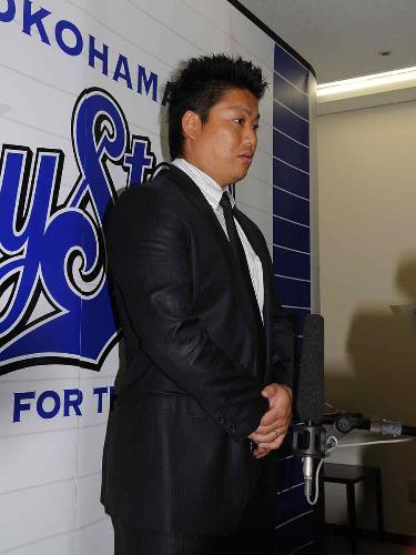 球団とのＦＡ交渉を終え、横浜市内の球団事務所で会見を開いた村田