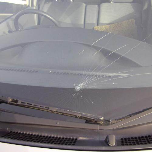 ヤクルト・飯原の打球で割れた車のフロントガラス