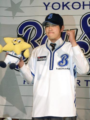 横浜と契約し、記者会見でポーズを取る法大の加賀美希昇投手