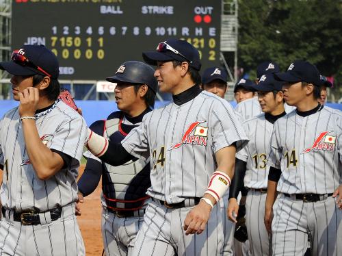 スーパーで働きながら野球を続け、アジア大会に出場した川崎成晃（手前中央）
