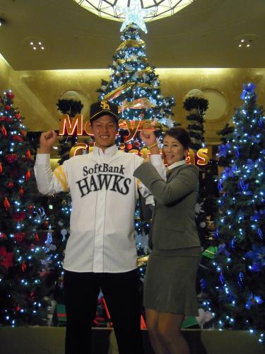 千葉市内のホテルで仮契約をしたソフトバンクのドラフト１位・山下は、母・真弓さんと２ショットでニッコリ