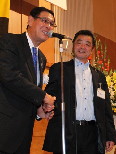 ＜阪神ＯＢ会＞田淵前ＯＢ会長（左）と握手を交わす川藤新ＯＢ会長