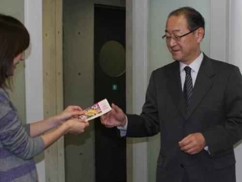 黄金の右手で宝くじを関係者に配布する日本ハム・藤井球団社長