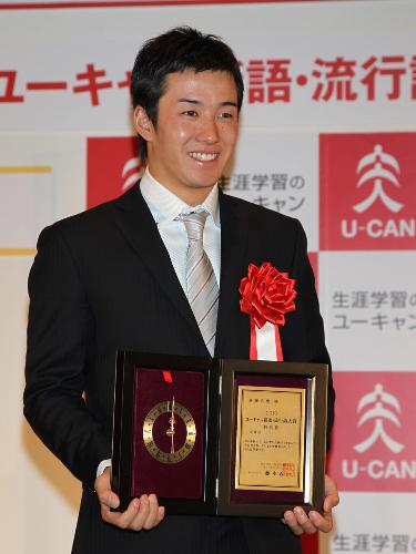 選考委員特別賞を受賞、笑顔で盾を持つ早大・斎藤