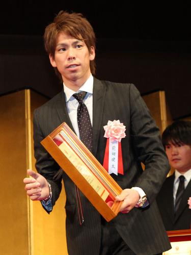 ＜２０１０　ＮＰＢ最優秀バッテリー賞＞受賞の広島・前田健が盾を受け取る