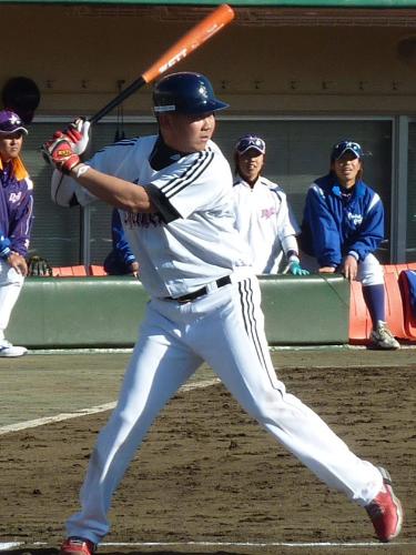 日本女子プロ野球リーグ選抜と対戦し、打席に立つ米大リーグ、レッドソックスの松坂大輔投手