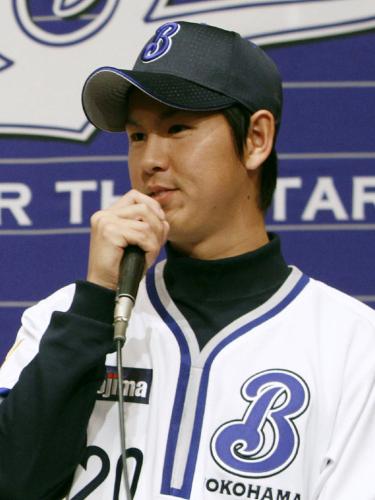 横浜の入団発表で抱負を語るドラフト１位の須田幸太投手