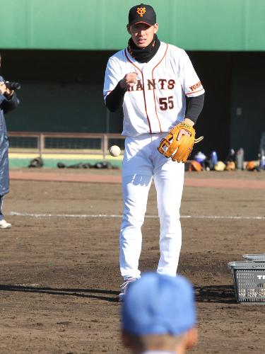 野球教室で少年に指導する巨人・大田