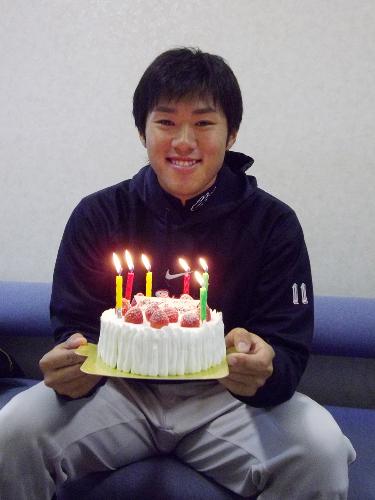 ２１歳の誕生日を迎え、お祝いのケーキを手にするヤクルト・由規