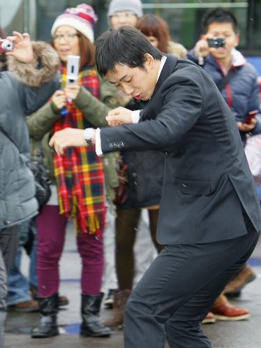 日本ハムの練習施設を見学に訪れ、氷に足をとられてよろける斎藤佑樹投手