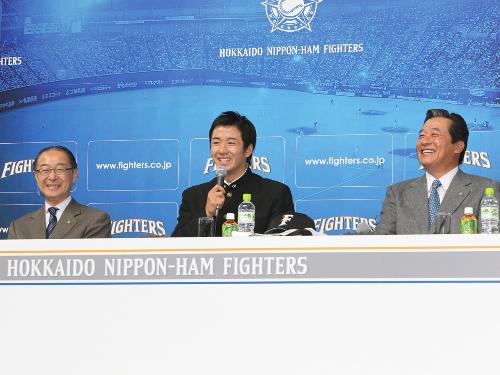 笑顔で話す斎藤（中央）。左は藤井球団社長、右は梨田監督