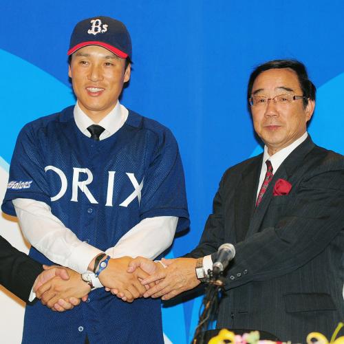 ソウル市内で入団会見を行い、オリックスの村山良雄球団本部長（右）と握手を交わす李スンヨプ内野手