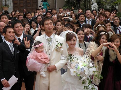 幸せいっぱいの結婚式を挙げた篠田と智子夫人、長女・杏那ちゃん