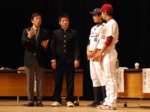 「夢の向こうに」で高校生にアドバイスを送る栗山氏（左端）と楽天・永井（右端）