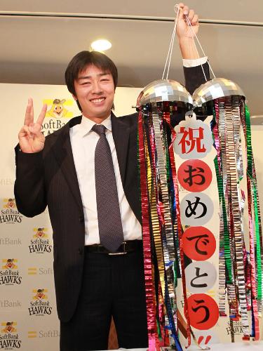 ３億円を突破した和田はくす玉を割り笑顔で３本指を立てる
