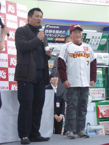 仙台市内でトークショーを行う山崎（左）