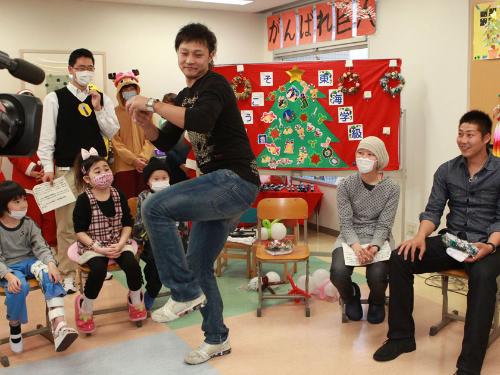 神奈川県伊勢原市の東海大学医学部付属病院を訪れ、院内学級のクリスマス　会で子供たちと交流する越智（中央）と東野（右）