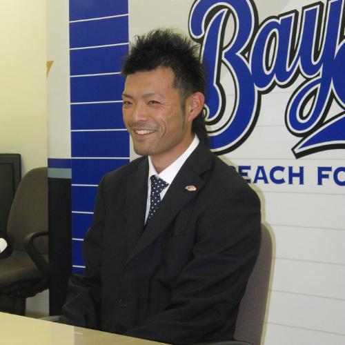 １０８％アップの年俸２５００万円で契約更改し、笑顔を見せる横浜・加賀