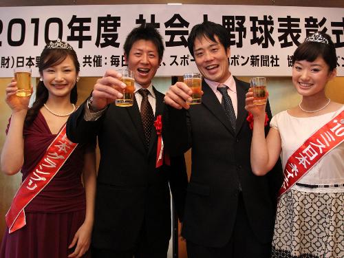 ミス日本グランプリ・林史乃さん（左）、ミス日本ネイチャー・鈴木幸子さん（右）に囲まれ笑顔で乾杯するトヨタ自動車・的場（左から２人目）とヤマハ・佐藤