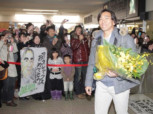小松空港に到着した松井秀喜は地元の人たちの熱烈な出迎えを受ける