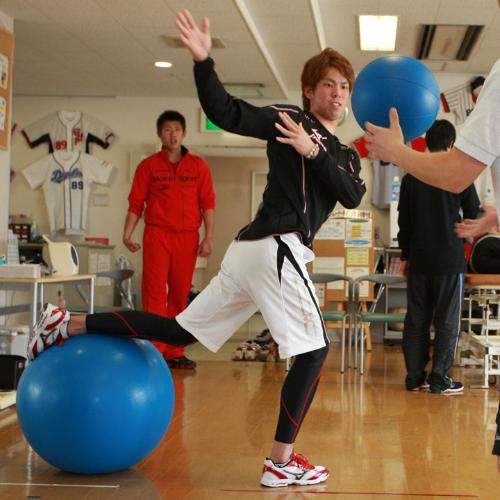 中田廉（左）の前でメディシングボールトレをする前田健
