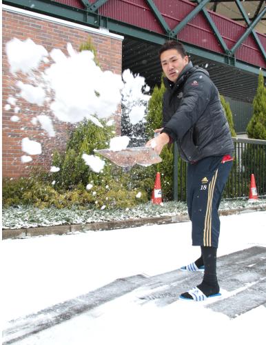 うっすらと雪化粧の仙台。駐車場で雪かきをする楽天・田中