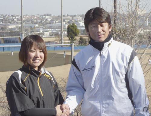 ともに練習した吉田えり（左）と握手する横浜の三浦＝神奈川県厚木市