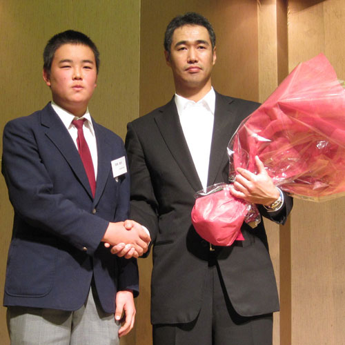 激励会でファンから花束を贈られた日本ハム・木田