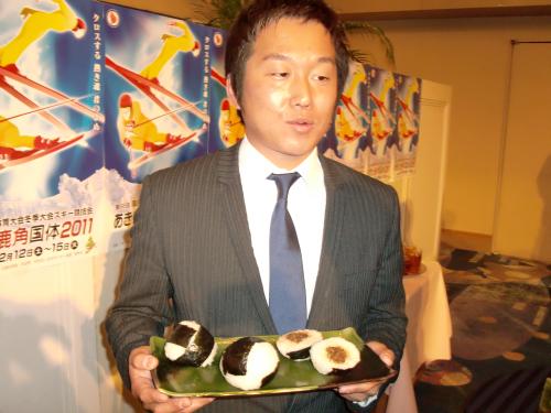 秋田の冬季国体イベントに出席したヤクルト・石川。選手団のために自らプロデュースしたおにぎり「鹿角の元気球！」を手にＰＲ