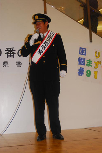広島県警の１日通信司令官としてイベントに参加した広島の岩本