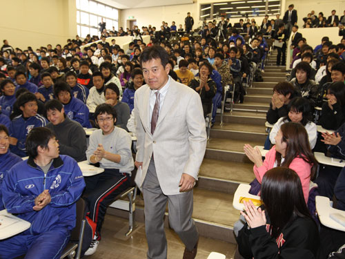 巨人の原監督は、客員教授として国際武道大学を訪れ、特別講義を行った