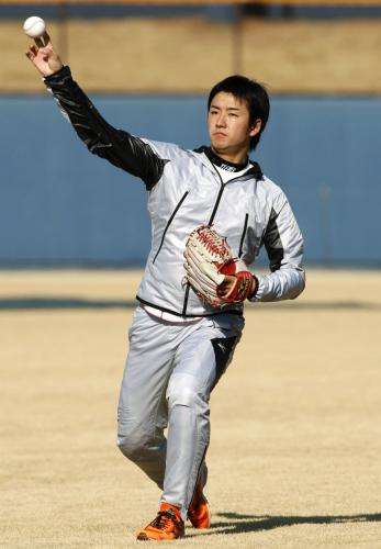 新人合同自主トレーニングでキャッチボールする日本ハムの斎藤佑樹投手