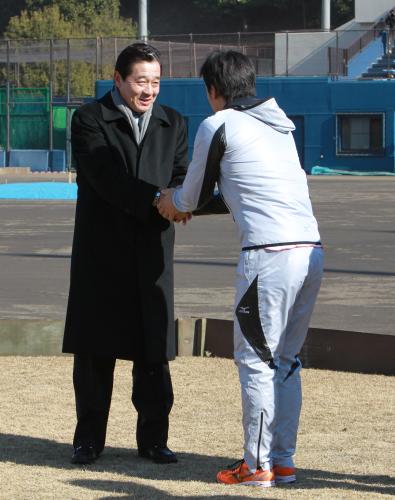 訪れた梨田監督（左）と握手する斎藤