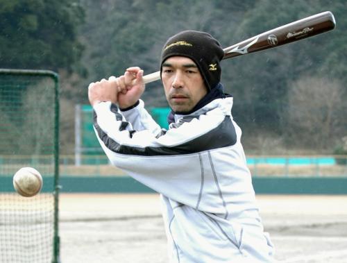 自主トレーニングを公開し、打撃練習する中日の和田
