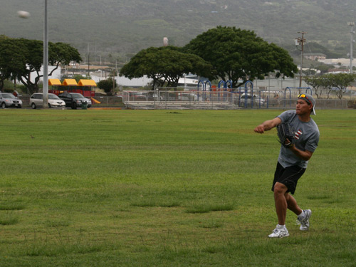 ハワイ島コナでの自主トレで、力強いキャッチボールを見せる福留