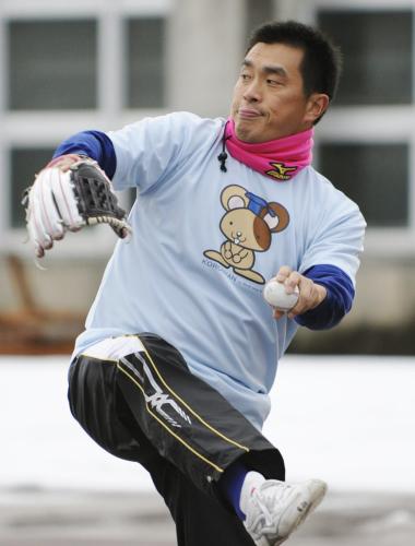 鳥取市内で練習を公開し、キャッチボールをする中日・山本昌